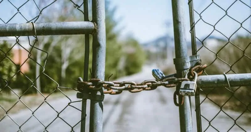 Gate with chain lock Gate with chain lock